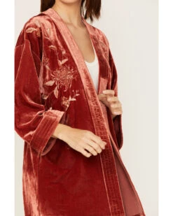 Mystree Women's Floral Embroidered Velvet Kimono